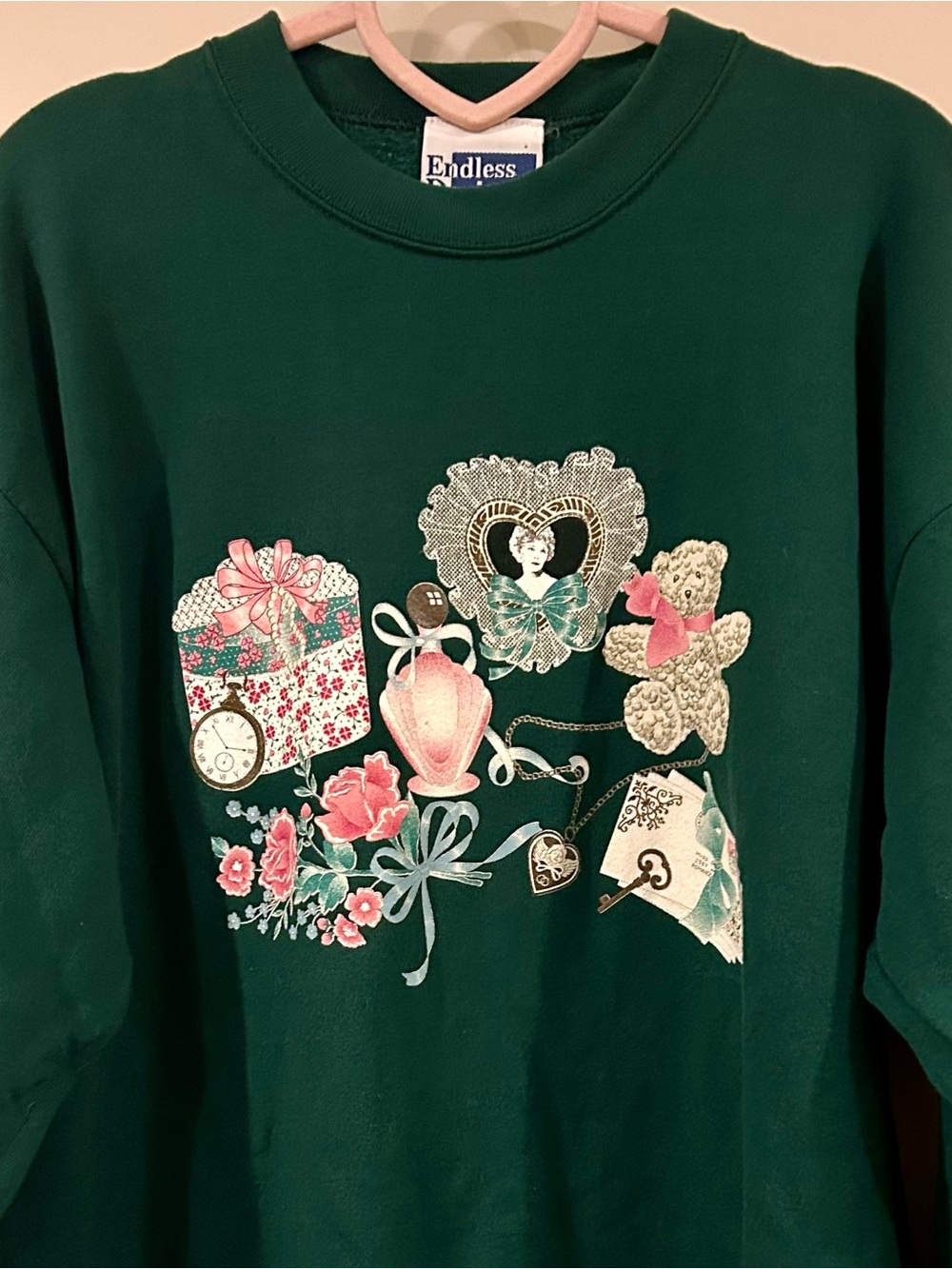 Vintage ’90s Graphic Sweatshirt with Romantic Floral and Teddy Bear Motif